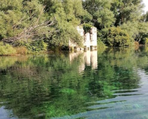Nella Valle del Tirino è possibile visitare il piccolo Lago di Capodacqua abruzzo prweb