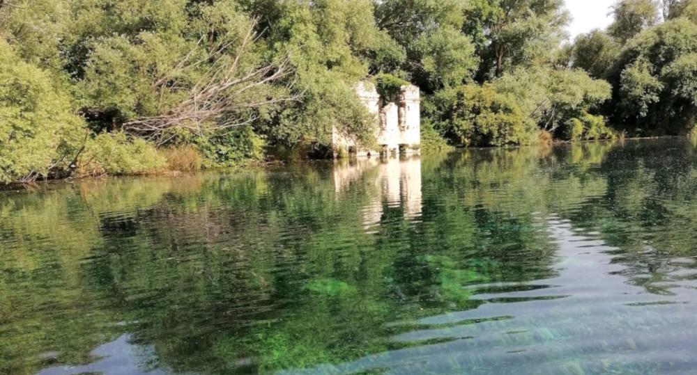 Nella Valle del Tirino è possibile visitare il piccolo Lago di Capodacqua abruzzo prweb